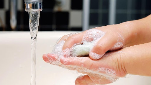 2.อย่าลืมล้างมือให้สะอาดด้วยสบู่ หรือ ใช้เจลแอลกอฮอลทุกครั้ง